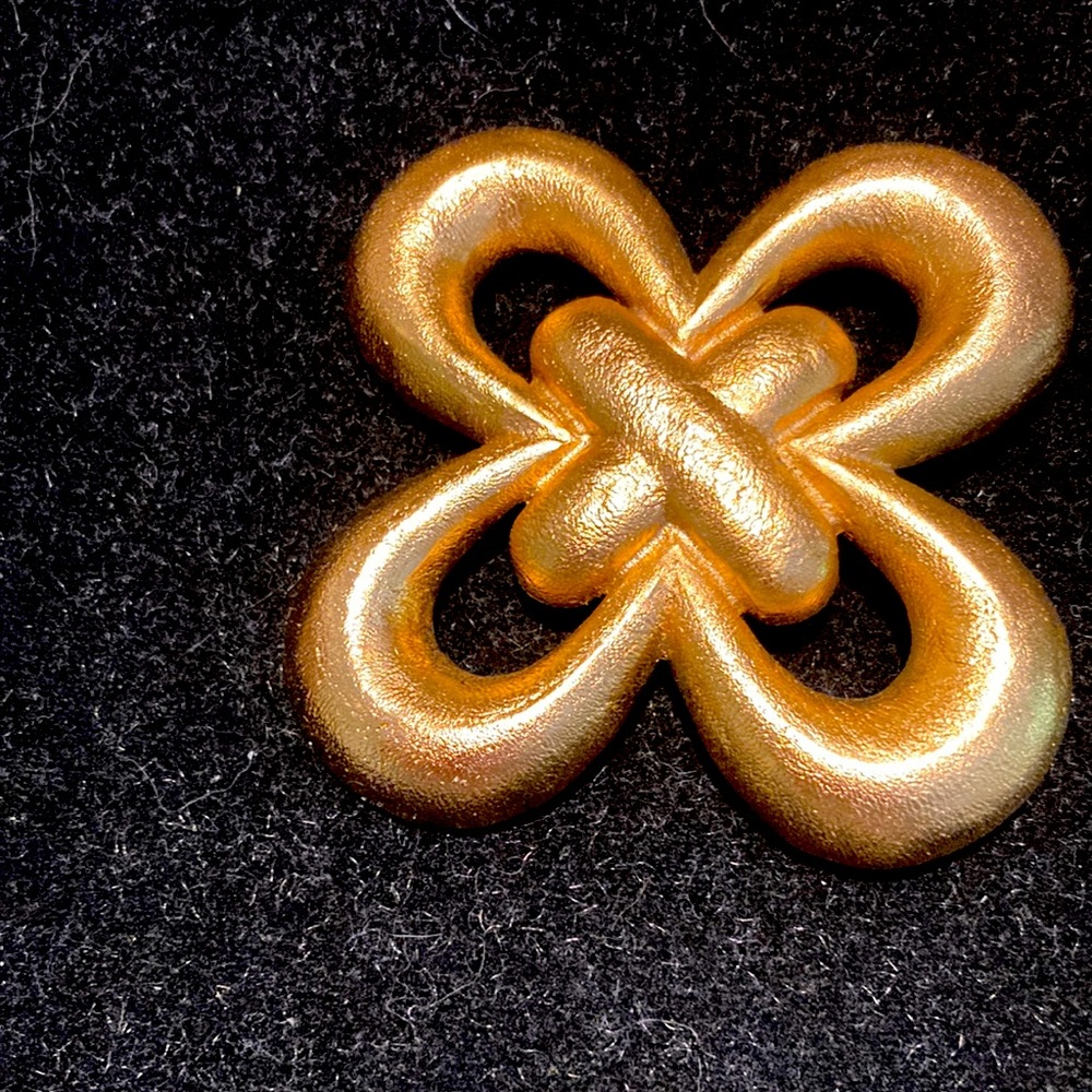 St John brushed gold pin